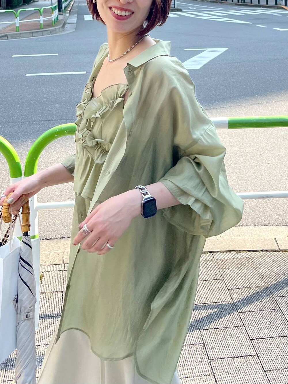 ブラック系のサンダル、ブラック系のショルダーバッグ、ホワイト系のスカートを着用したレディースの夏コーディネートの5枚目の写真