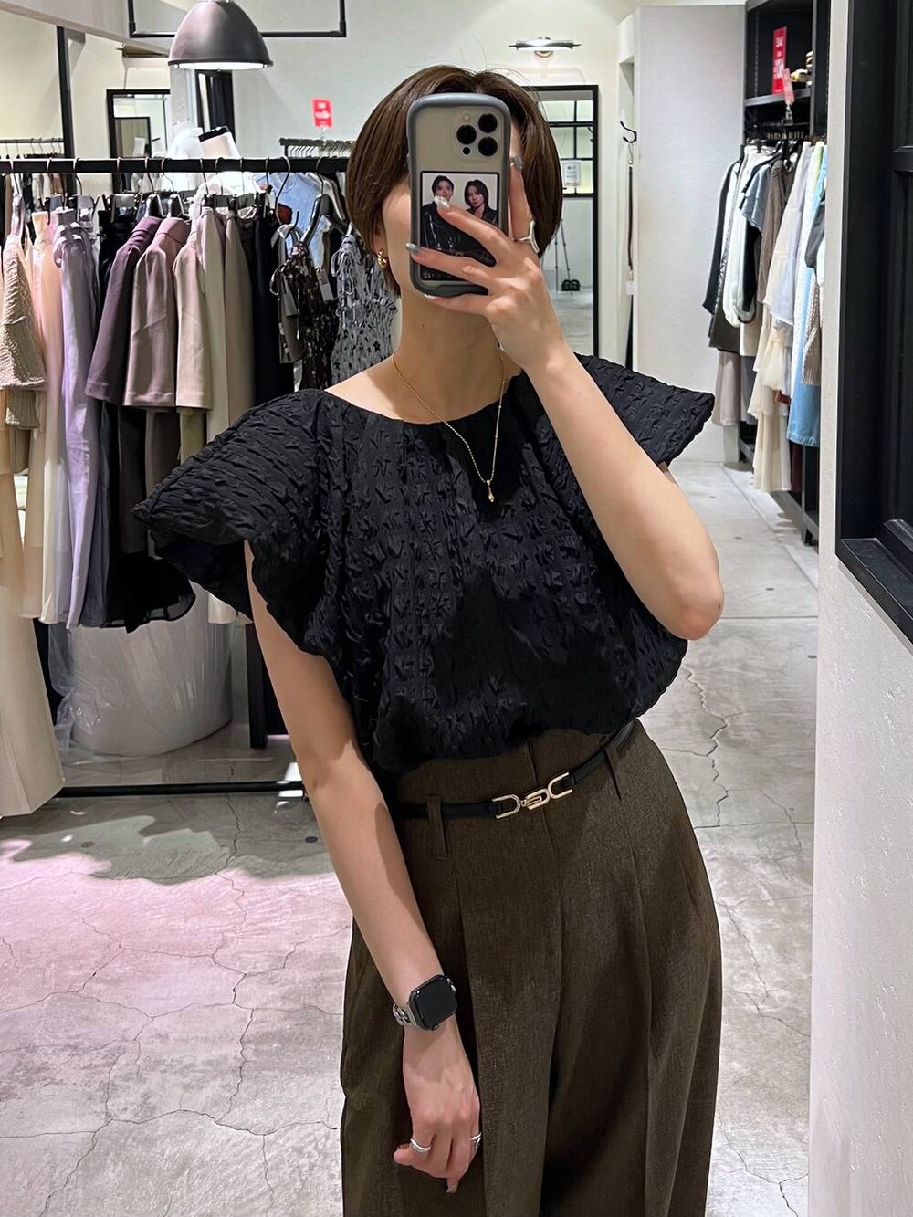 ブラック系のショルダーバッグ、ブラウン系のその他パンツ、ブラック系のドレスシューズを着用したレディースの夏コーディネートの7枚目の写真