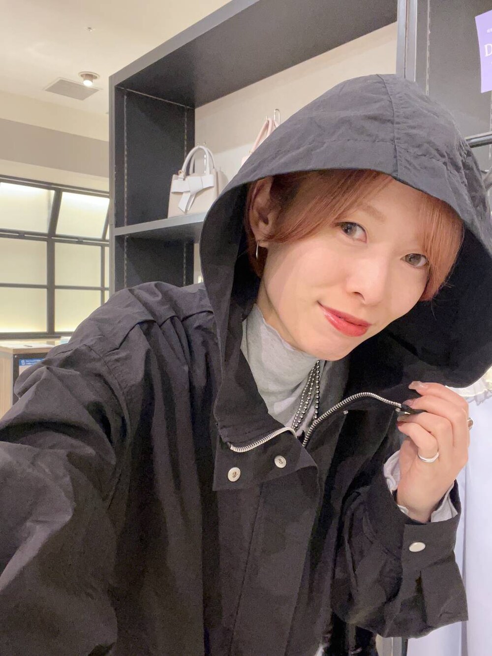 ブラック系のショルダーバッグ、ブラック系のマウンテンパーカー、ブラック系のバレエシューズを着用したレディースの春コーディネートの8枚目の写真