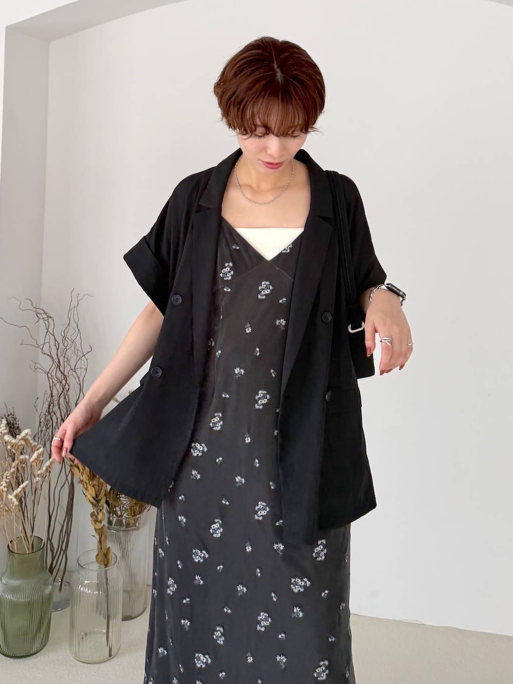 ブラック系のその他パンツ、グレー系のワンピース、ブラック系のサンダルを着用したレディースの夏コーディネートの4枚目の写真