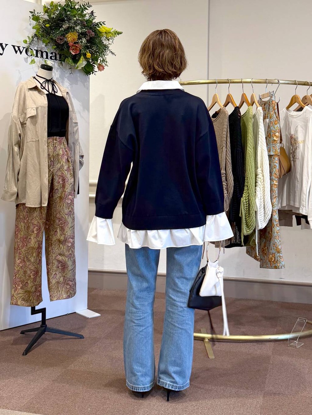 ブルー系のデニムパンツ、ブラック系のサンダル、ブルー系のニット/セーターを着用したレディースの冬コーディネートの3枚目の写真