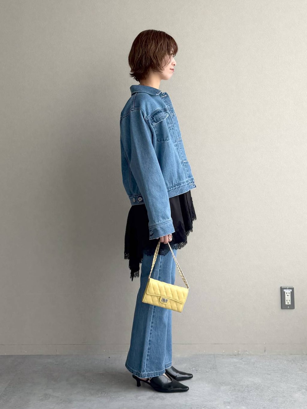 ホワイト系のTシャツ/カットソー、ブルー系のデニムジャケット、ブルー系のデニムパンツを着用したレディースの冬コーディネートの2枚目の写真