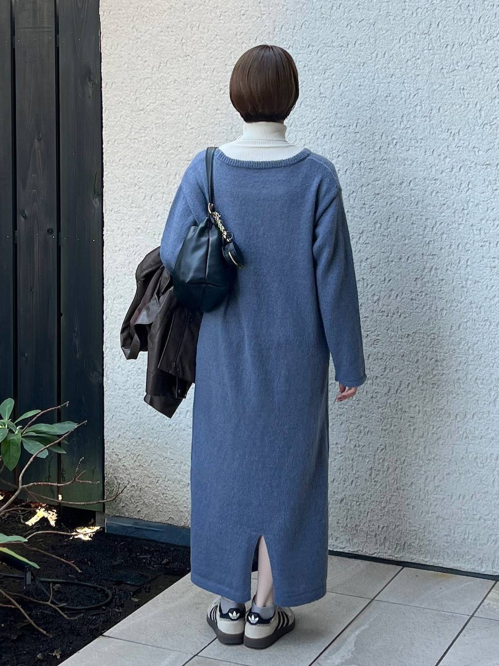 ブルー系のワンピースを着用したレディースの冬コーディネートの3枚目の写真