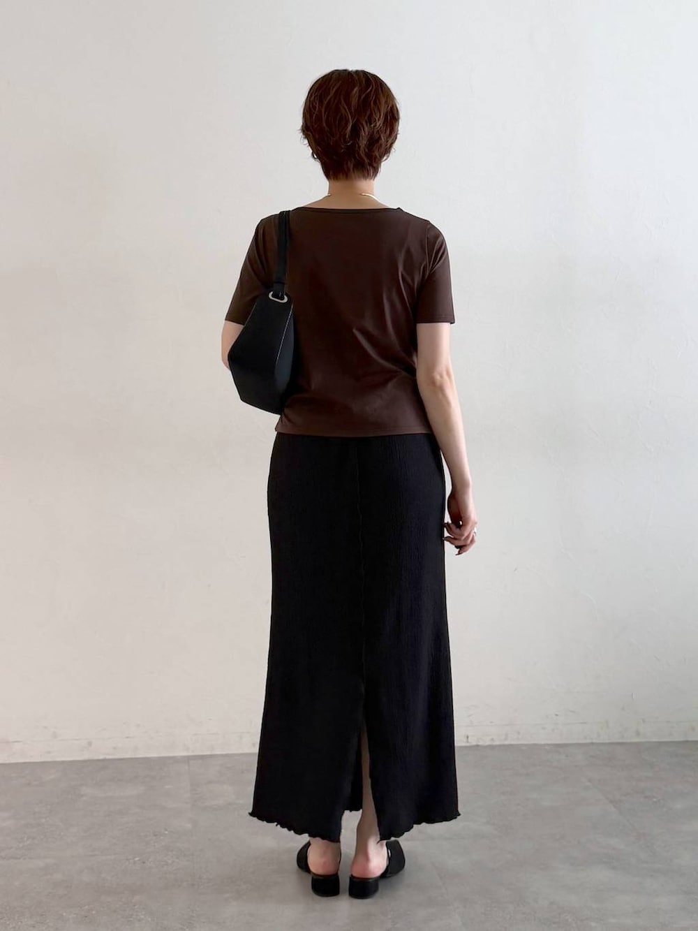 ブラック系のサンダル、ブラック系のスカート、ブラウン系のTシャツ/カットソーを着用したレディースの夏コーディネートの3枚目の写真