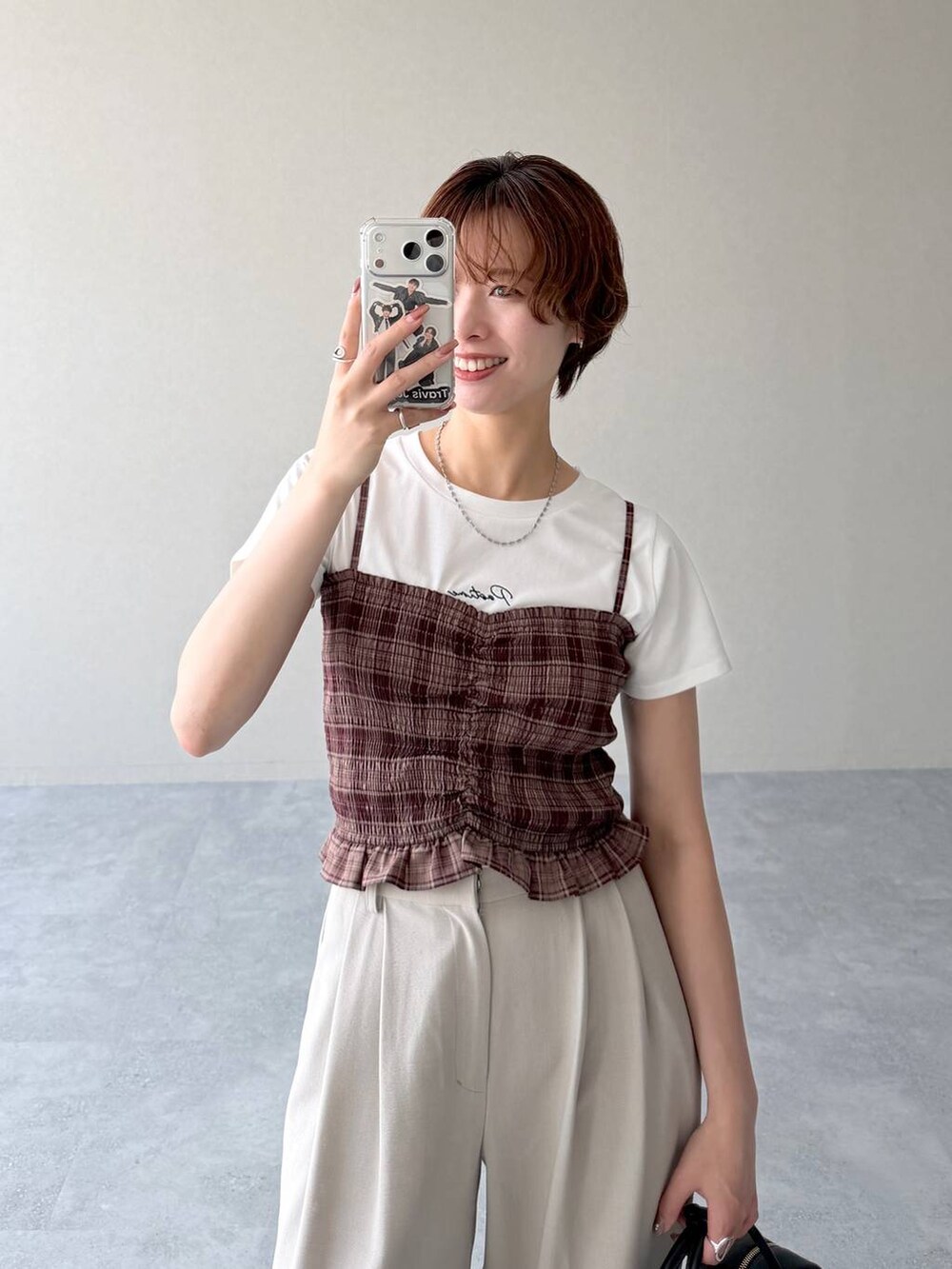 ブラック系のサンダル、ホワイト系のTシャツ/カットソー、レッド系のシャツ/ブラウスを着用したレディースの夏コーディネートの6枚目の写真