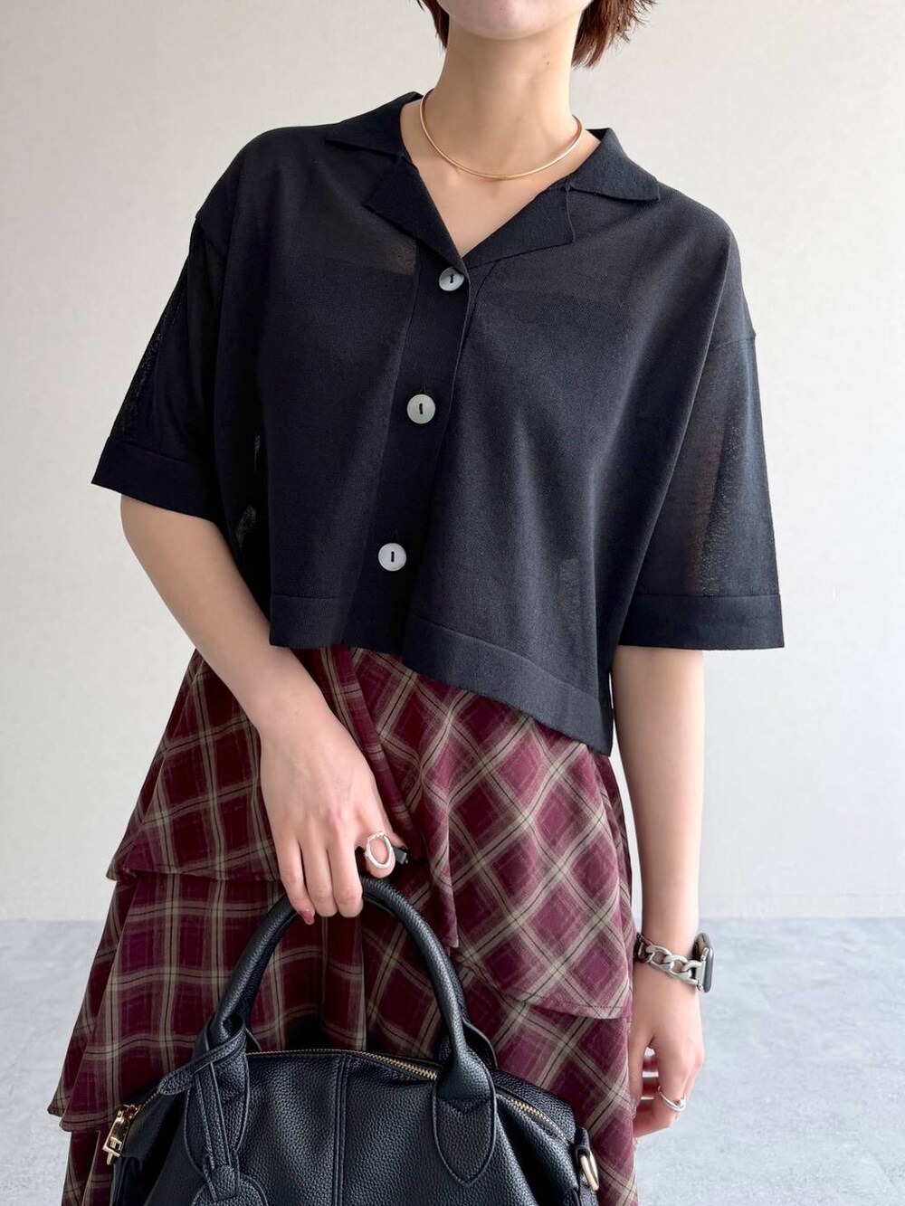 ブラック系のサンダル、レッド系のスカート、ブラック系のニット/セーターを着用したレディースの夏コーディネートの4枚目の写真