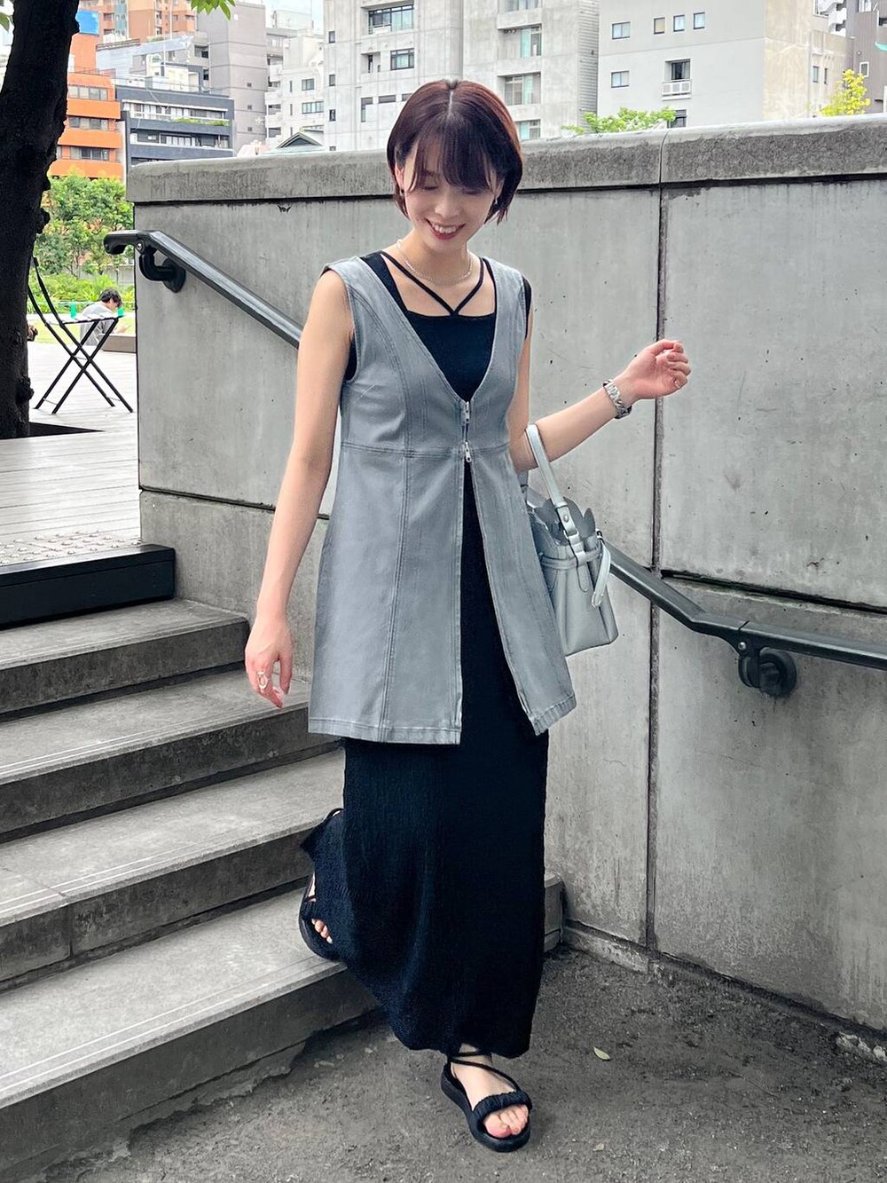 ブラック系のサンダル、ブラック系のベスト、ブラック系のニット/セーターを着用したレディースの夏コーディネートの2枚目の写真