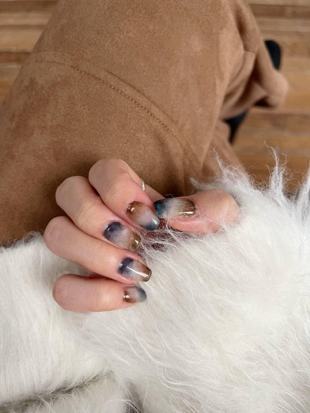 ブラック系のボストンバッグ、ブラウン系のスラックス、ホワイト系のニット/セーターを着用したレディースの秋コーディネートの5枚目の写真