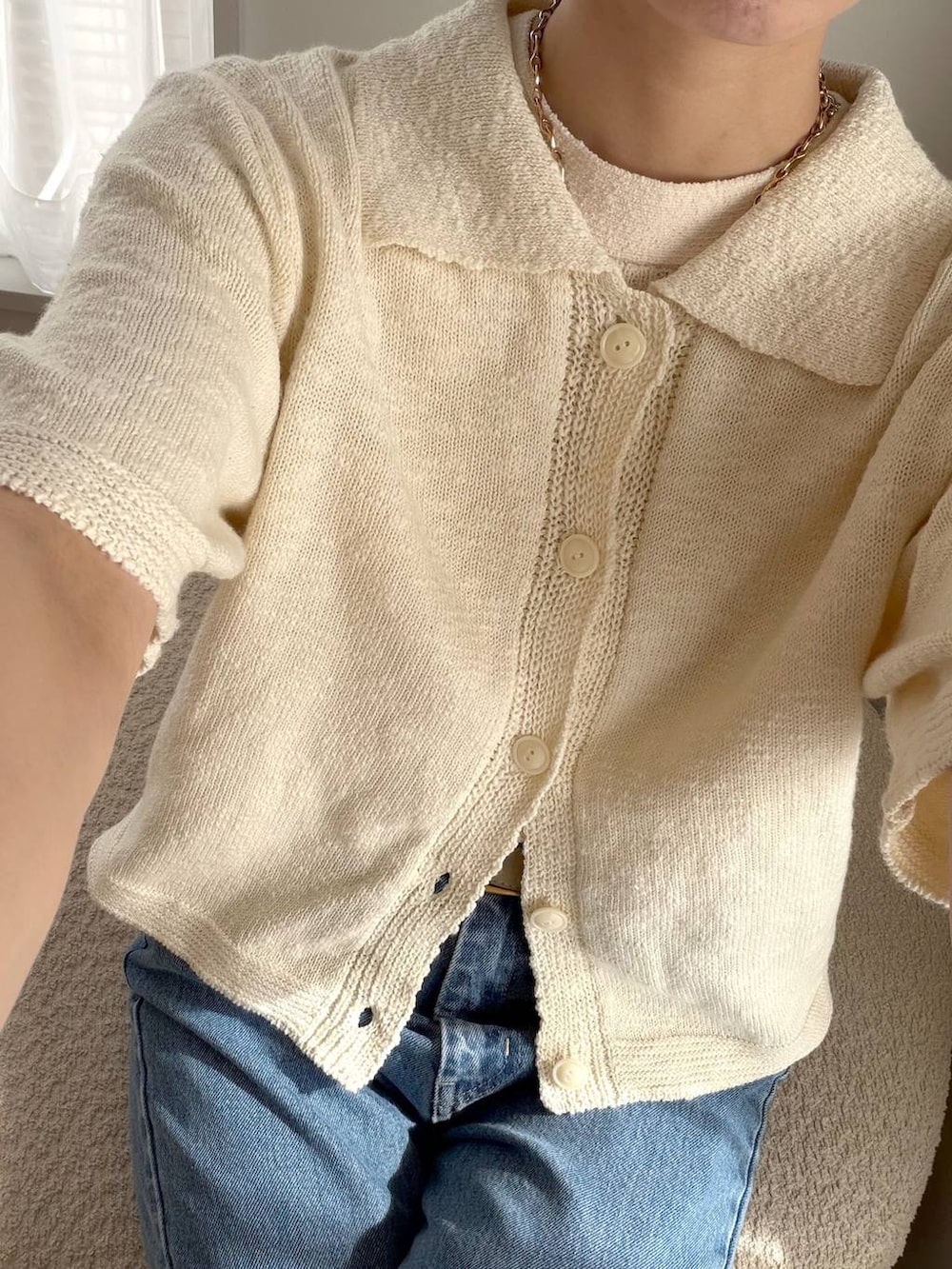 ブラウン系のトートバッグ、ブルー系のデニムパンツ、ブラック系のサンダルを着用したレディースの春コーディネートの8枚目の写真