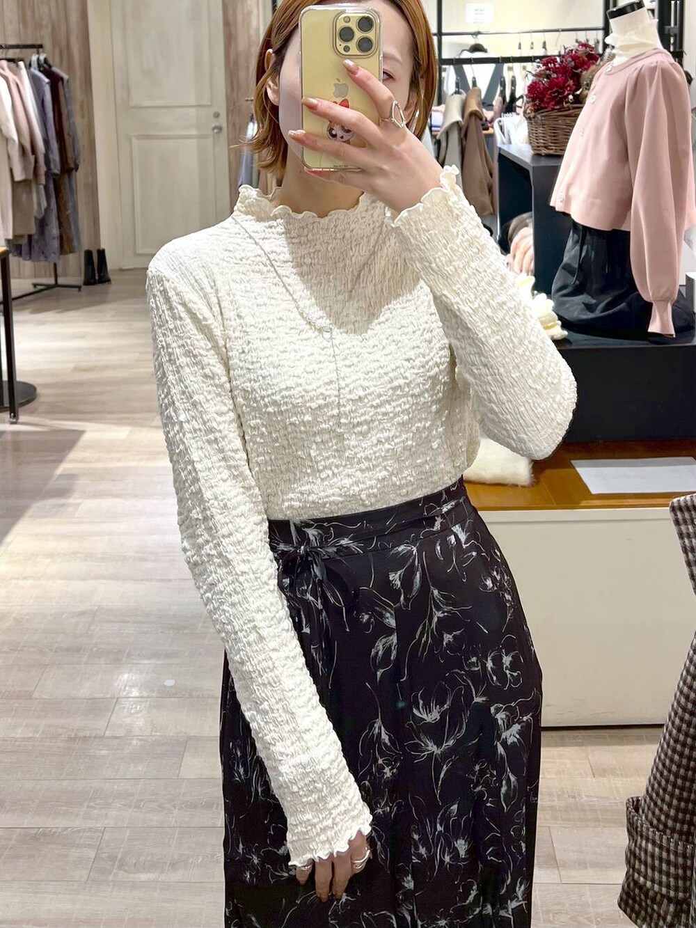 ブラック系のブーツ、ピンク系のカーディガン/ボレロ、シルバー系のトートバッグを着用したレディースの冬コーディネートの6枚目の写真