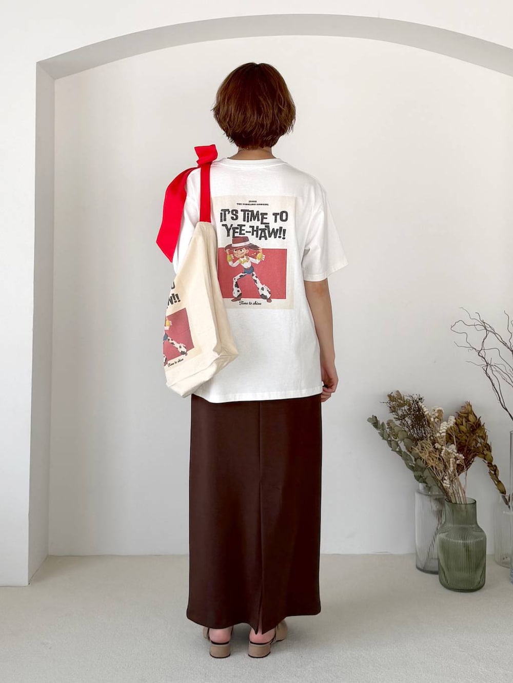 ベージュ系のサンダル、ホワイト系のトートバッグ、ホワイト系のTシャツ/カットソーを着用したレディースの夏コーディネートの3枚目の写真