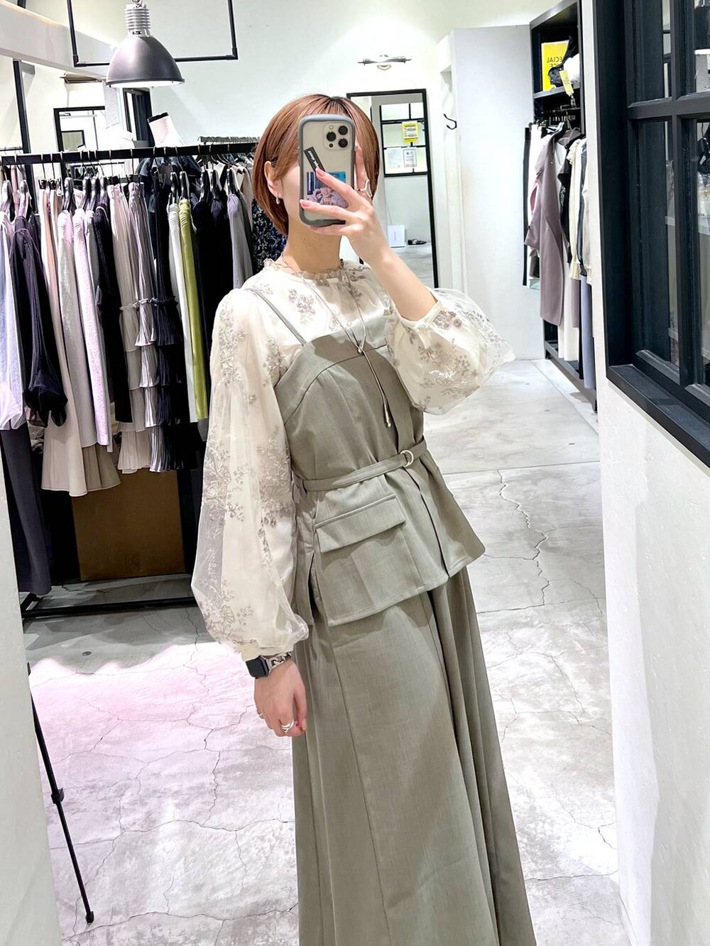 ベージュ系のショルダーバッグ、ブラック系のバレエシューズ、ホワイト系のシャツ/ブラウスを着用したレディースの春コーディネートの4枚目の写真