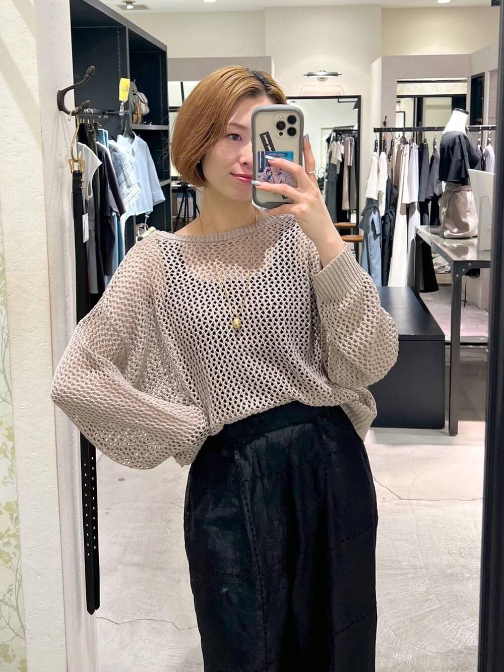 ベージュ系のサンダル、ベージュ系のニット/セーター、ブラック系のその他パンツを着用したレディースの夏コーディネートの5枚目の写真