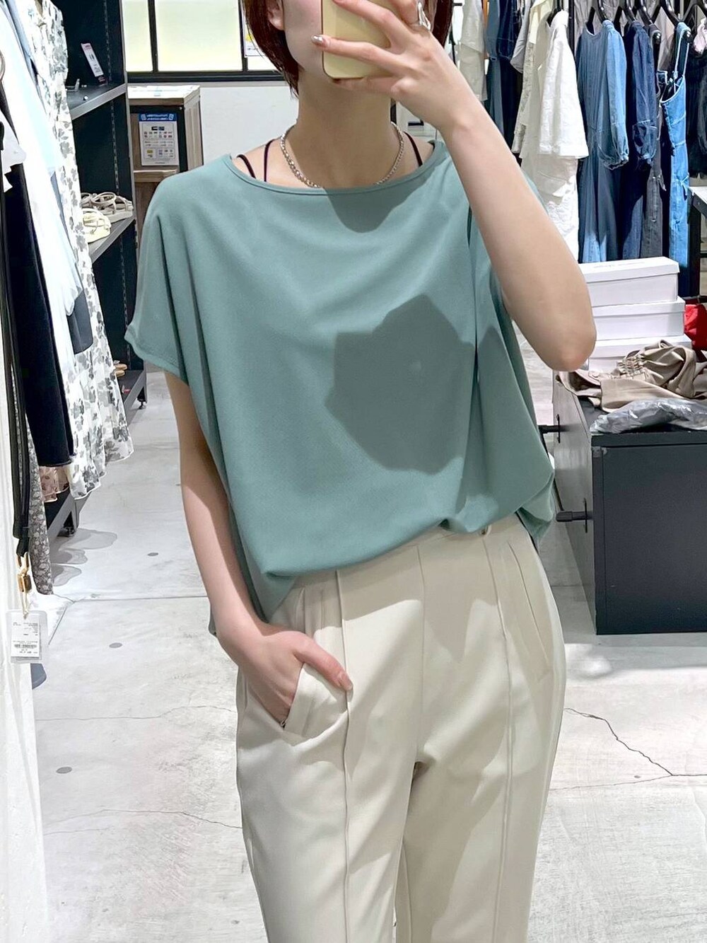 ベージュ系のその他パンツ、ブラック系のショルダーバッグ、ブラック系のサンダルを着用したレディースの夏コーディネートの4枚目の写真