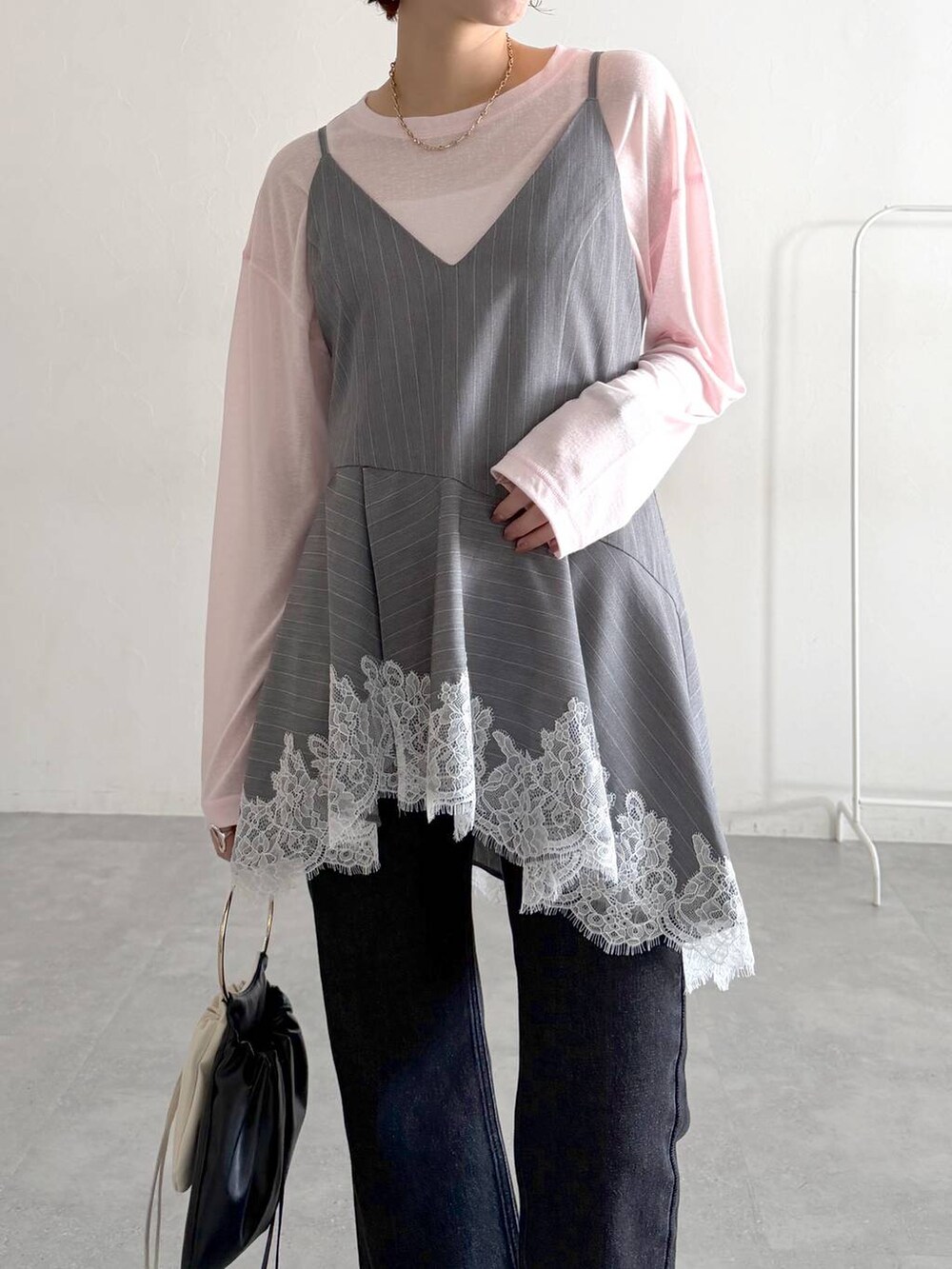 ピンク系のTシャツ/カットソー、ブラック系のデニムパンツ、ブラック系のサンダルを着用したレディースの春コーディネートの4枚目の写真