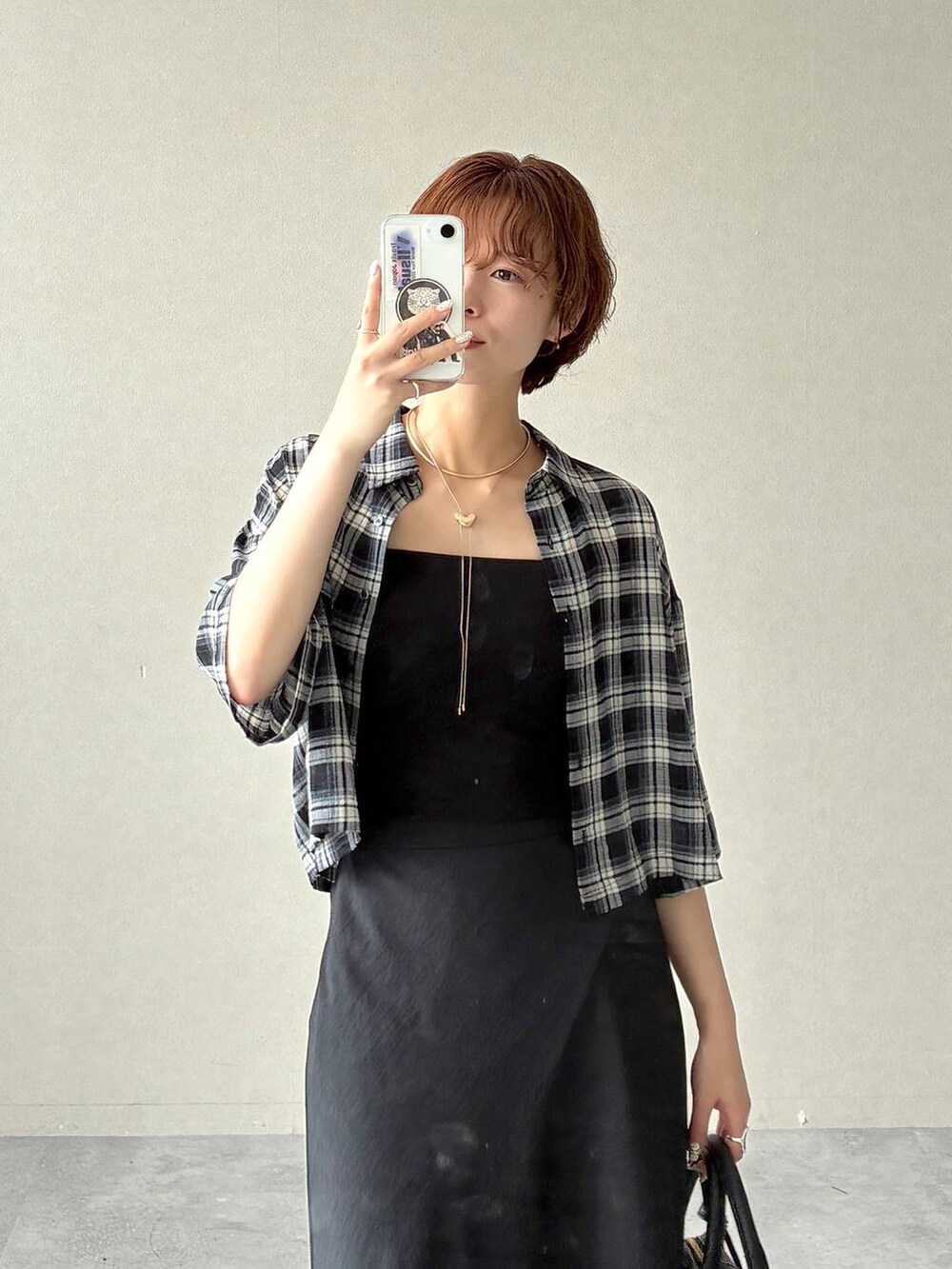 ブラック系のシャツ/ブラウス、ブラック系のボストンバッグ、ブラック系のサンダルを着用したレディースの夏コーディネートの5枚目の写真