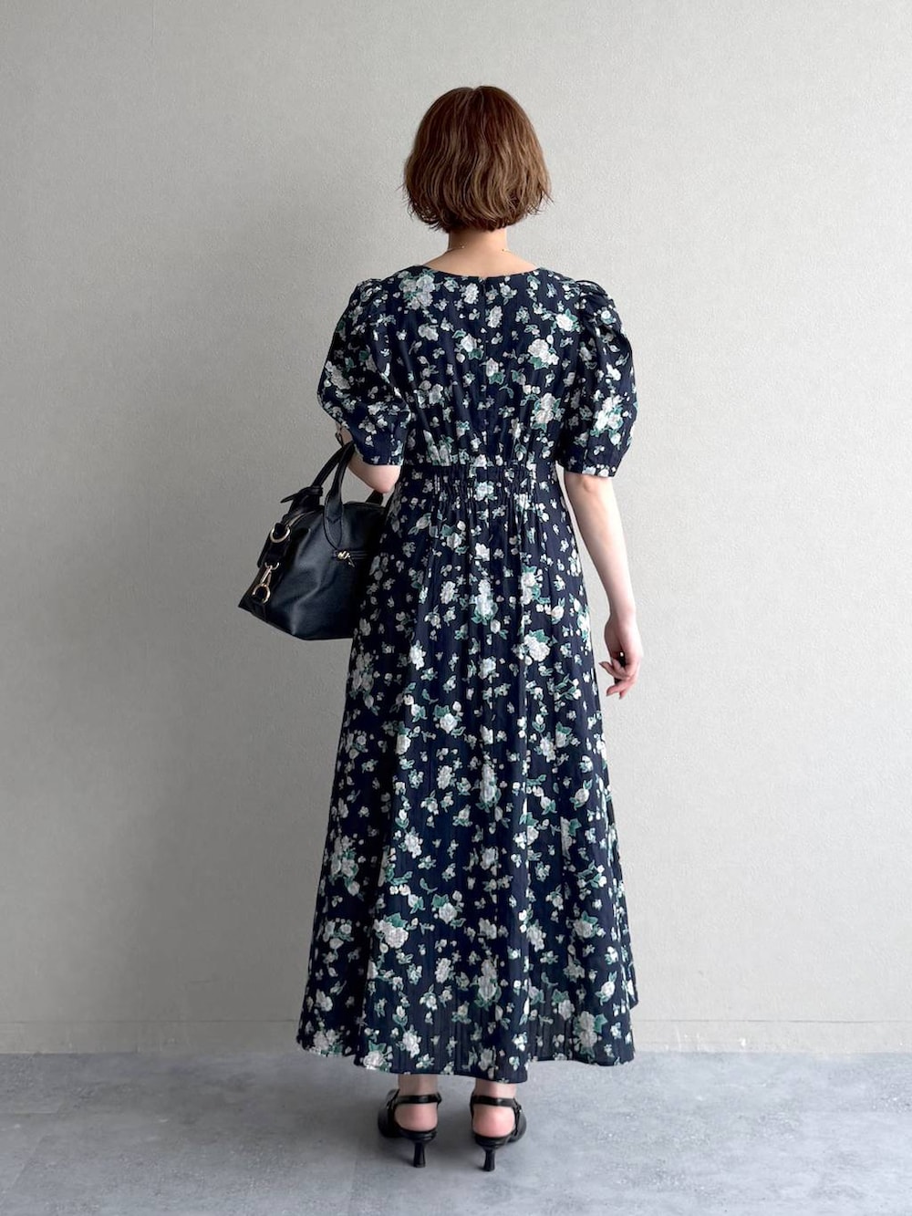 ブラック系のボストンバッグ、ブラック系のサンダル、グリーン系のMA-1を着用したレディースの春コーディネートの7枚目の写真