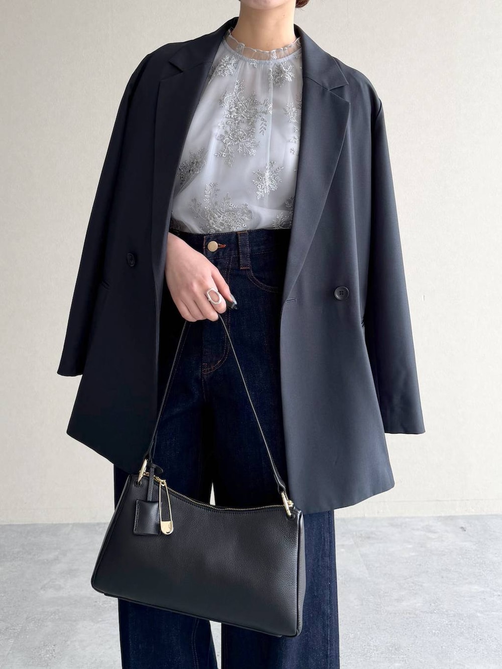 ブラック系のサンダル、ブルー系のシャツ/ブラウス、ブラック系のショルダーバッグを着用したレディースの春コーディネートの4枚目の写真