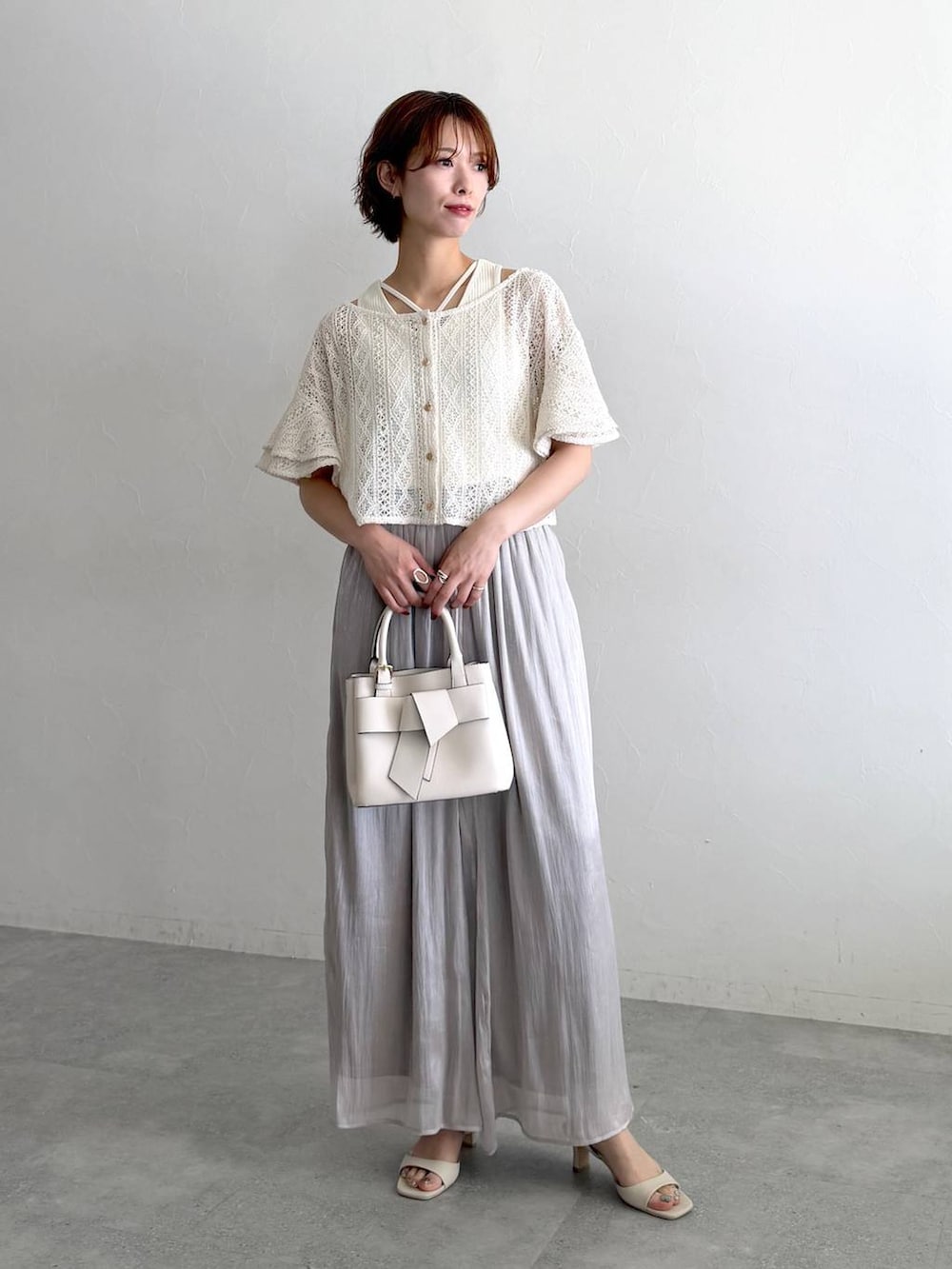 ベージュ系のその他パンツ、ホワイト系のショルダーバッグ、ホワイト系のTシャツ/カットソーを着用したレディースの夏コーディネートの4枚目の写真