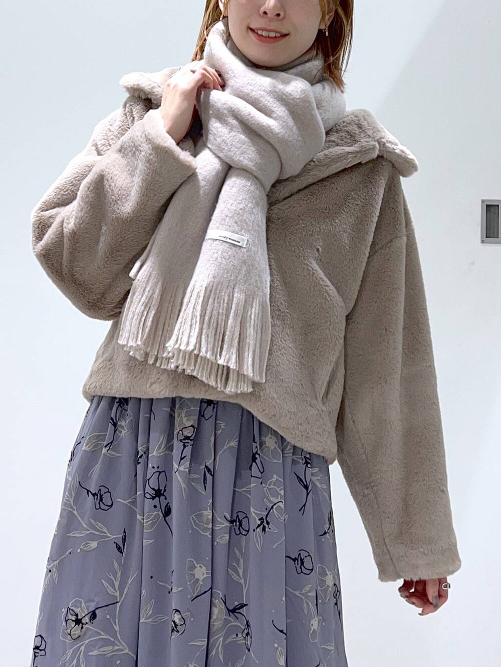 ブラック系のブーツ、ブルー系のワンピース、ホワイト系のショルダーバッグを着用したレディースの秋コーディネートの5枚目の写真