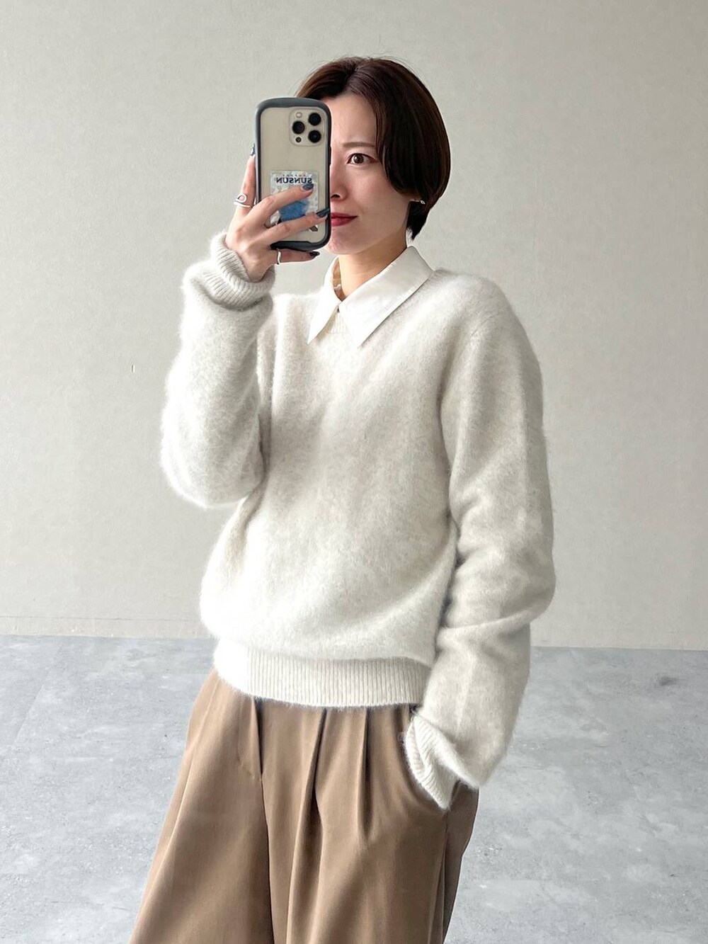 ブラック系のローファー、ブラック系のトートバッグ、ベージュ系のその他パンツを着用したレディースの秋コーディネートの4枚目の写真