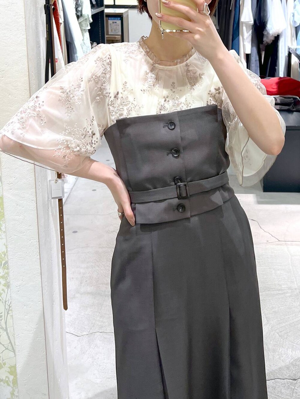 ホワイト系のシャツ/ブラウス、ホワイト系のショルダーバッグ、ホワイト系のパンプスを着用したレディースの夏コーディネートの4枚目の写真