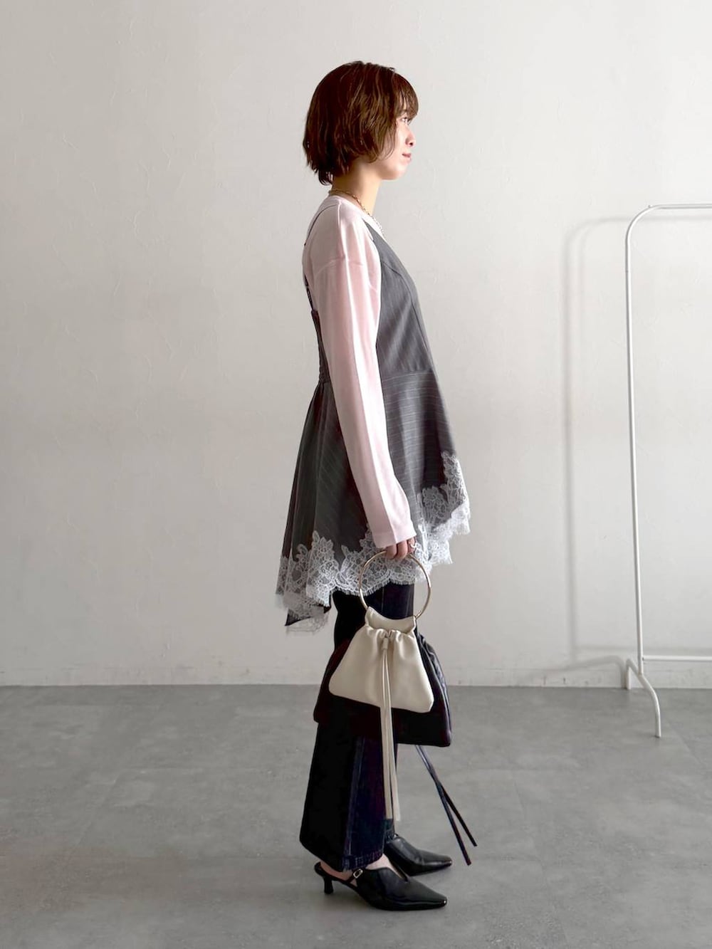 ピンク系のTシャツ/カットソー、ブラック系のデニムパンツ、ブラック系のサンダルを着用したレディースの春コーディネートの2枚目の写真