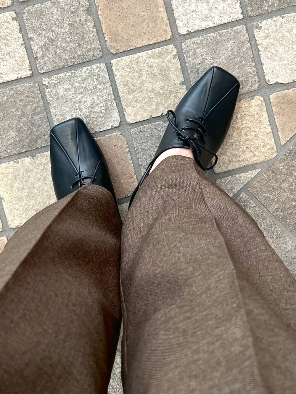 ブラック系のショルダーバッグ、ブラウン系のその他パンツ、ブラック系のドレスシューズを着用したレディースの夏コーディネートの5枚目の写真