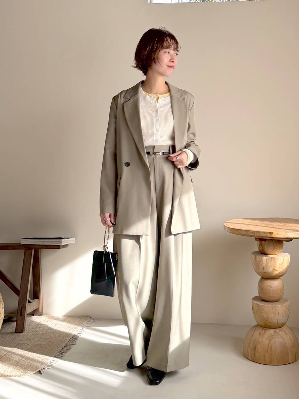 ブラック系のローファー、ブラック系のショルダーバッグ、ホワイト系のニット/セーターを着用したレディースの冬コーディネートの5枚目の写真