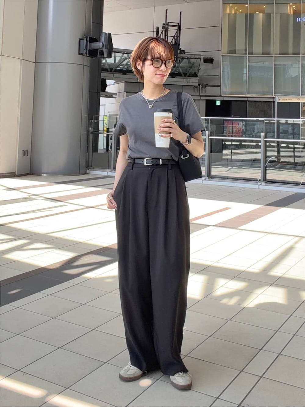 グレー系のTシャツ/カットソー、ブラック系のショルダーバッグ、ブラウン系のサングラスを着用したレディースの夏コーディネートの5枚目の写真