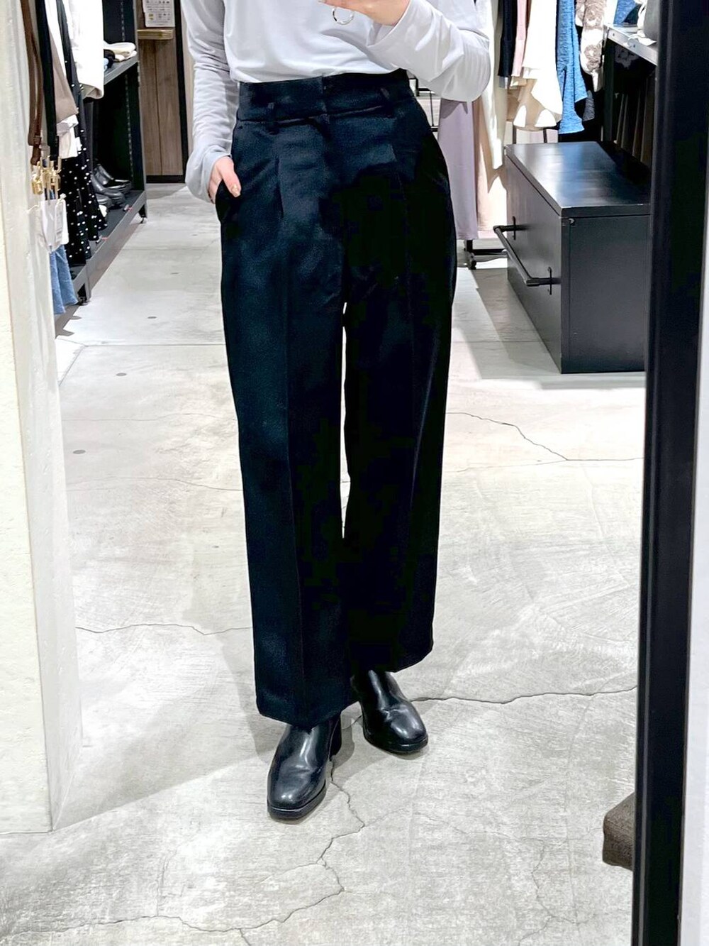 グレー系のTシャツ/カットソー、ブラック系のブーツ、ホワイト系のショルダーバッグを着用したレディースの冬コーディネートの9枚目の写真