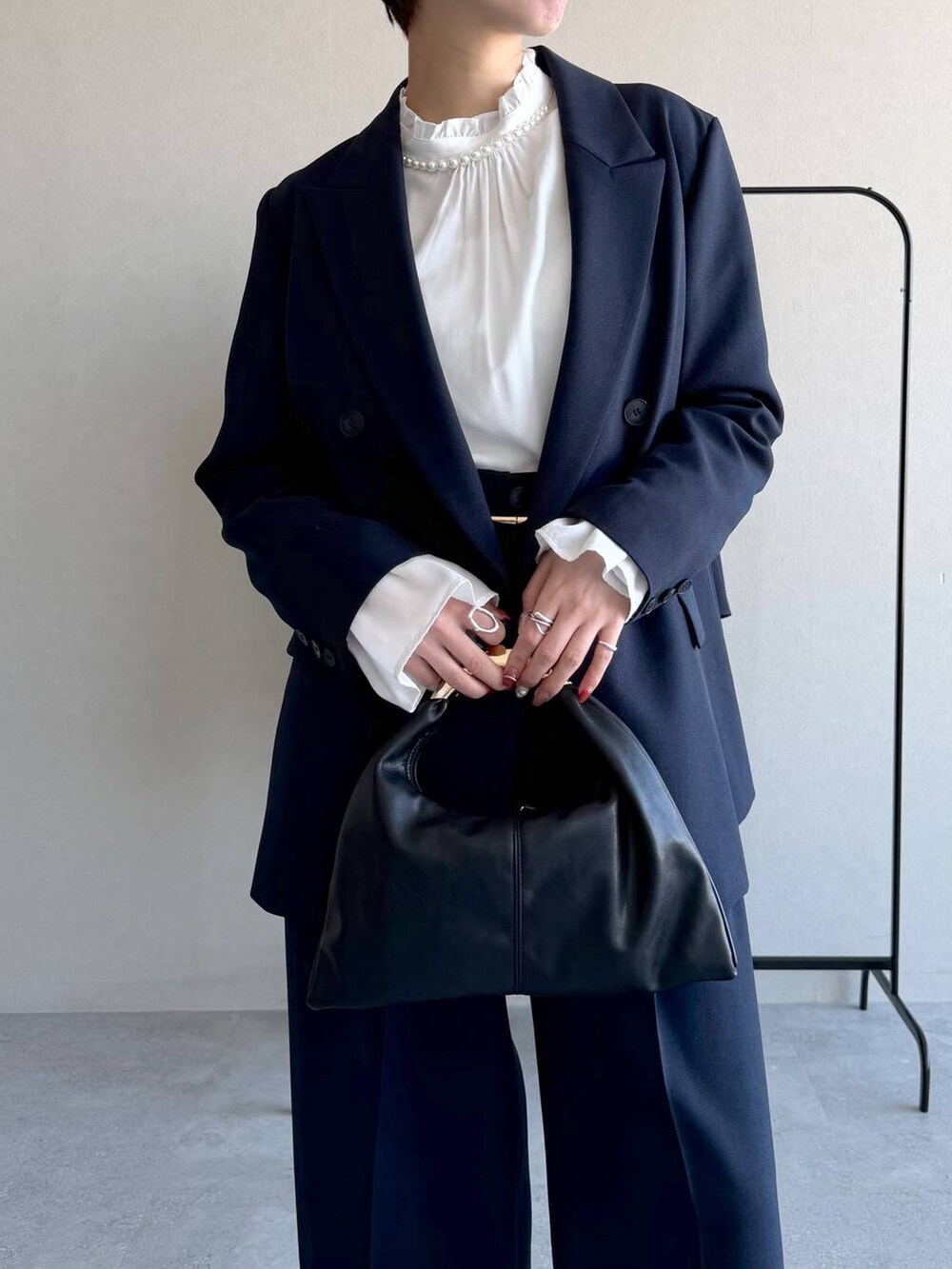 ブルー系のテーラードジャケット、ブルー系のその他パンツ、ホワイト系のシャツ/ブラウスを着用したレディースの冬コーディネートの4枚目の写真