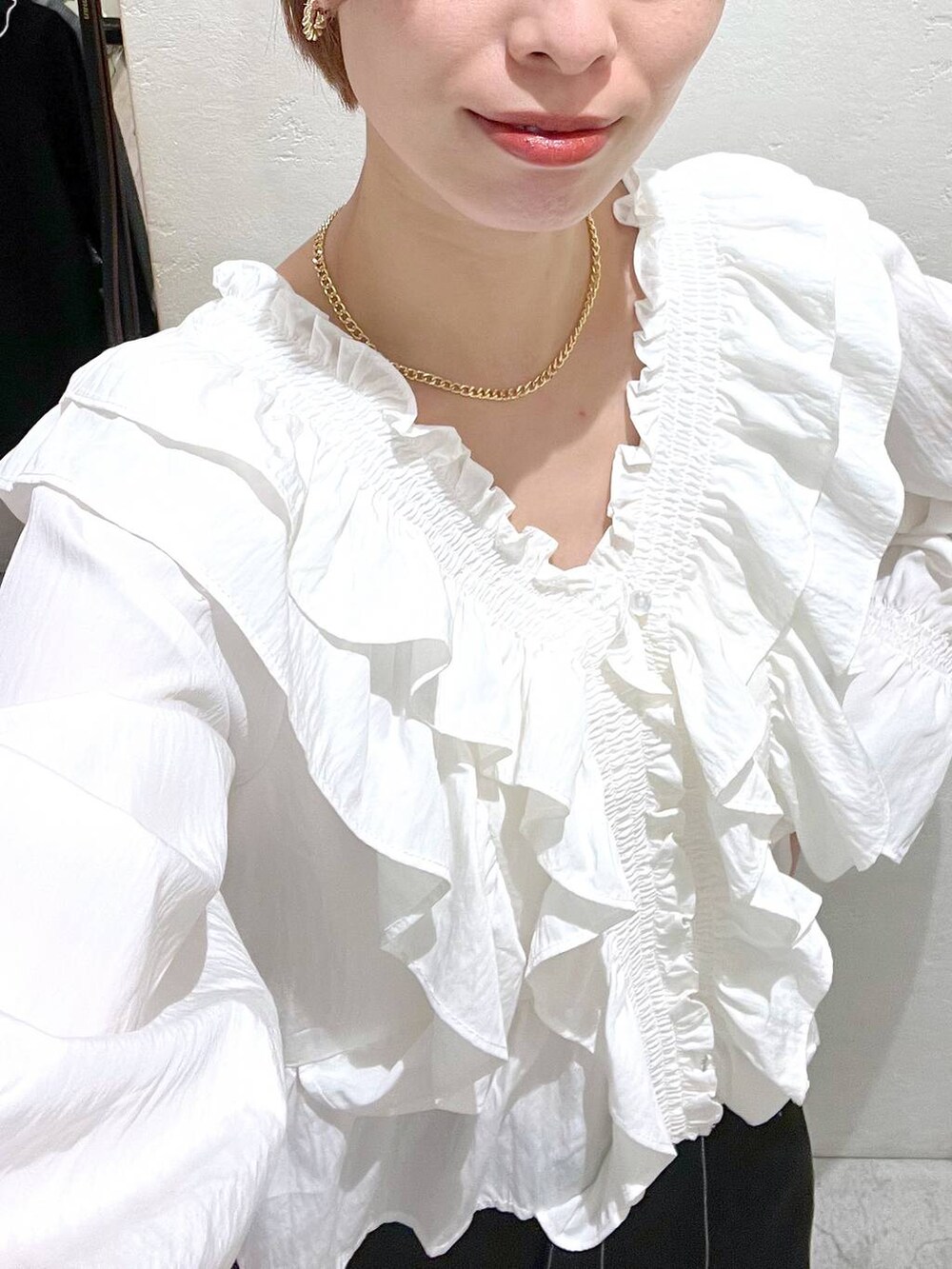 ベージュ系のショルダーバッグ、ホワイト系のシャツ/ブラウス、ブラック系のバレエシューズを着用したレディースの春コーディネートの4枚目の写真