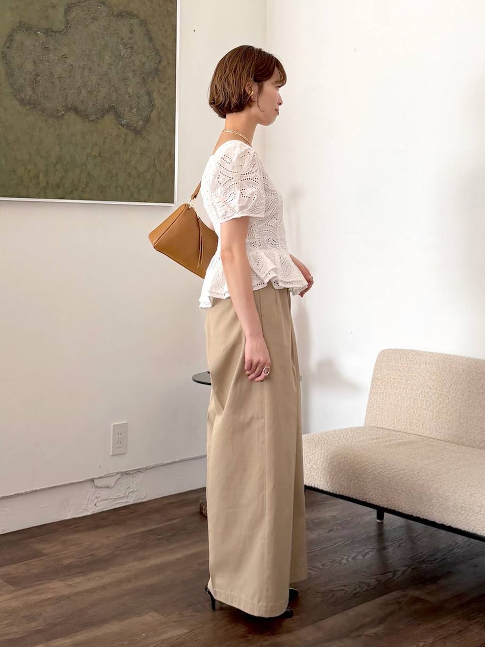 ブラック系のサンダル、イエロー系のショルダーバッグ、ホワイト系のシャツ/ブラウスを着用したレディースの冬コーディネートの2枚目の写真