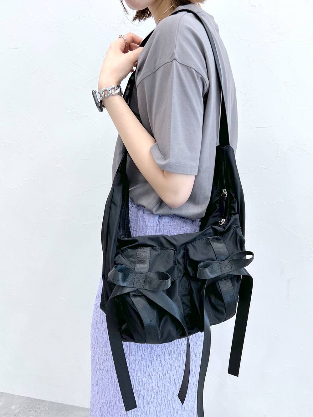 グレー系のTシャツ/カットソー、ブラック系のショルダーバッグ、ブラック系のサンダルを着用したレディースの春コーディネートの6枚目の写真