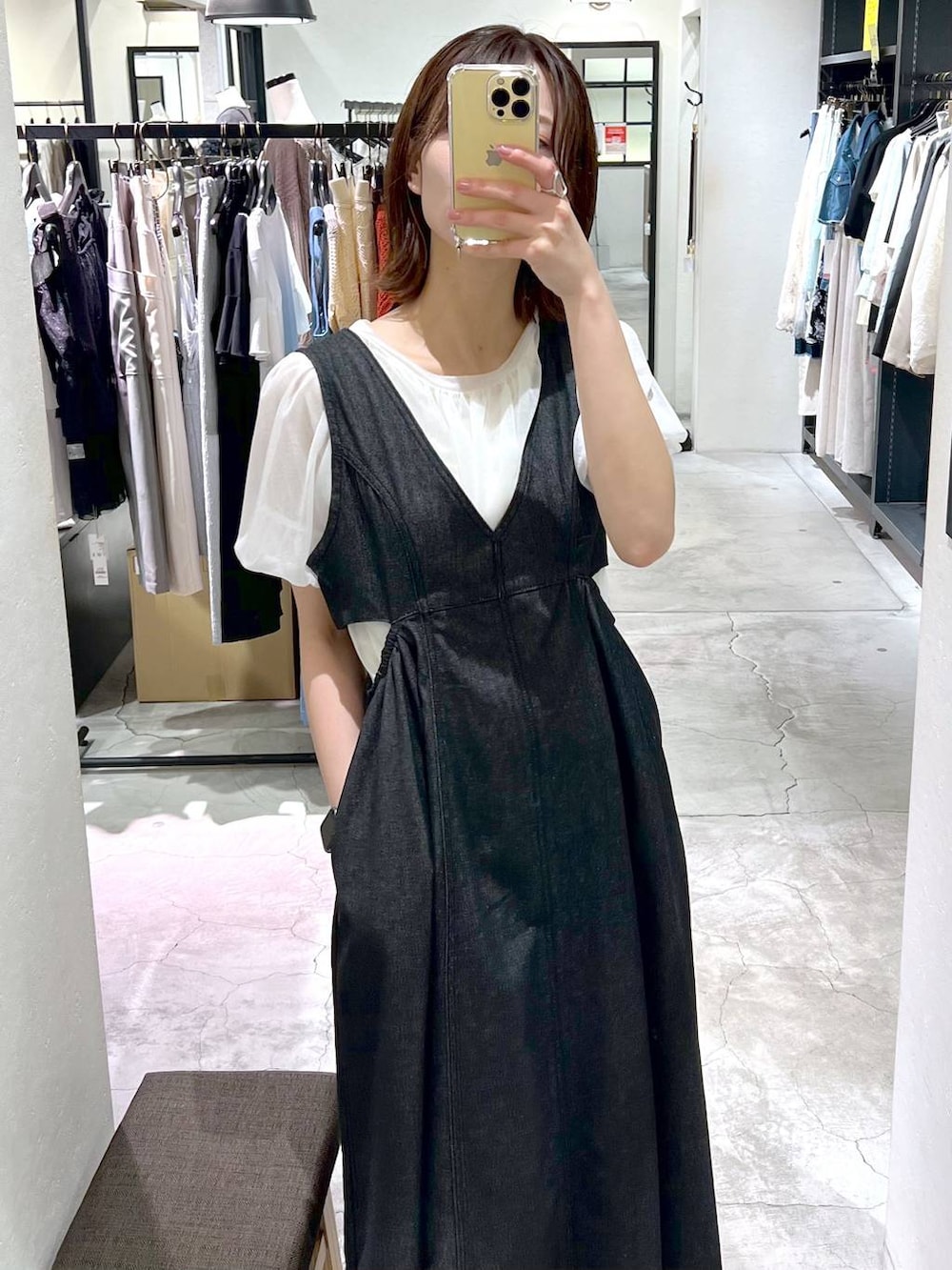 ブラック系のサンダル、ブラック系のジャンパースカート、ブラウン系のショルダーバッグを着用したレディースの春コーディネートの5枚目の写真