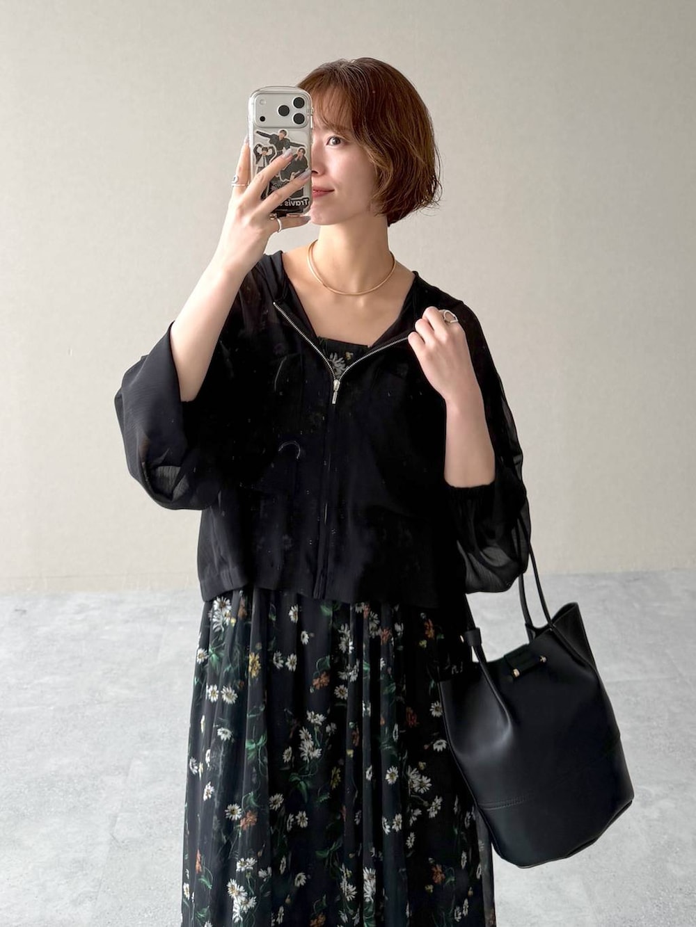 ブラック系のパーカー、ブラック系のサンダル、ブラック系のワンピースを着用したレディースの春コーディネートの6枚目の写真