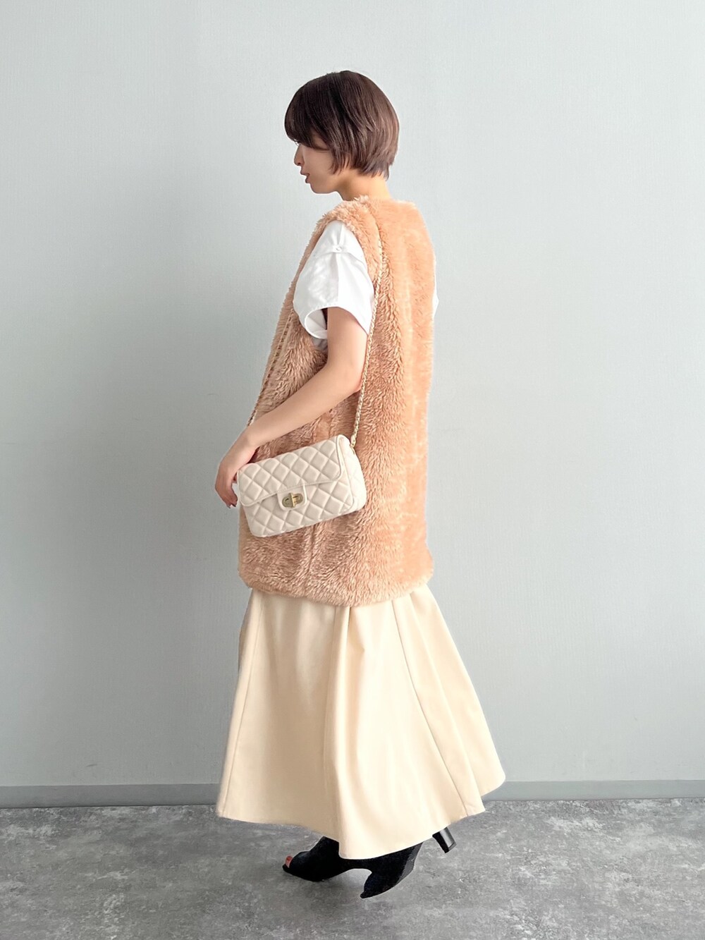 グリーン系のブルゾン、ホワイト系のショルダーバッグ、ホワイト系のTシャツ/カットソーを着用したレディースの夏コーディネートの2枚目の写真