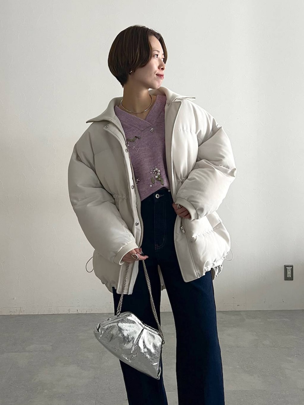 パープル系のニット/セーター、ブルー系のデニムパンツ、ブラック系のローファーを着用したレディースの秋コーディネートの4枚目の写真