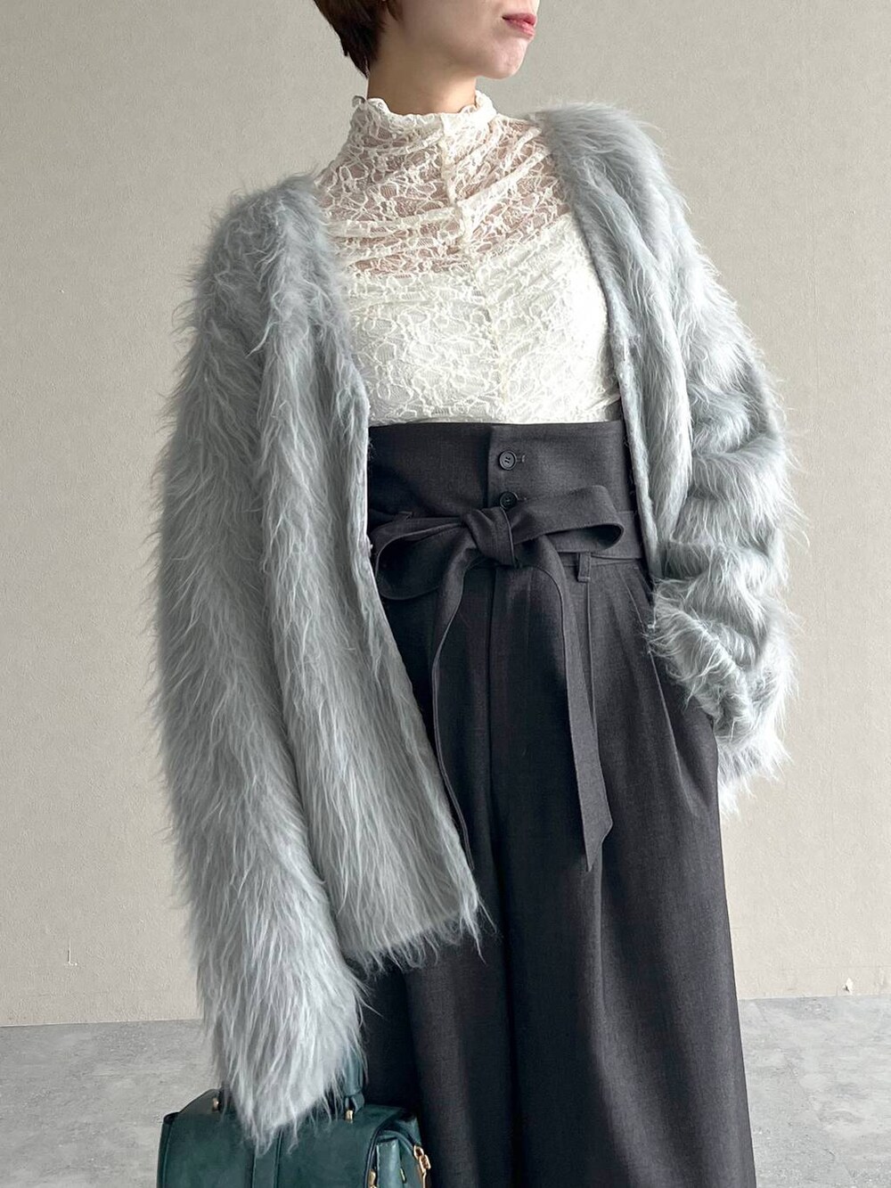 ブラック系のローファー、グレー系のカーディガン/ボレロ、グレー系のその他パンツを着用したレディースの秋コーディネートの4枚目の写真