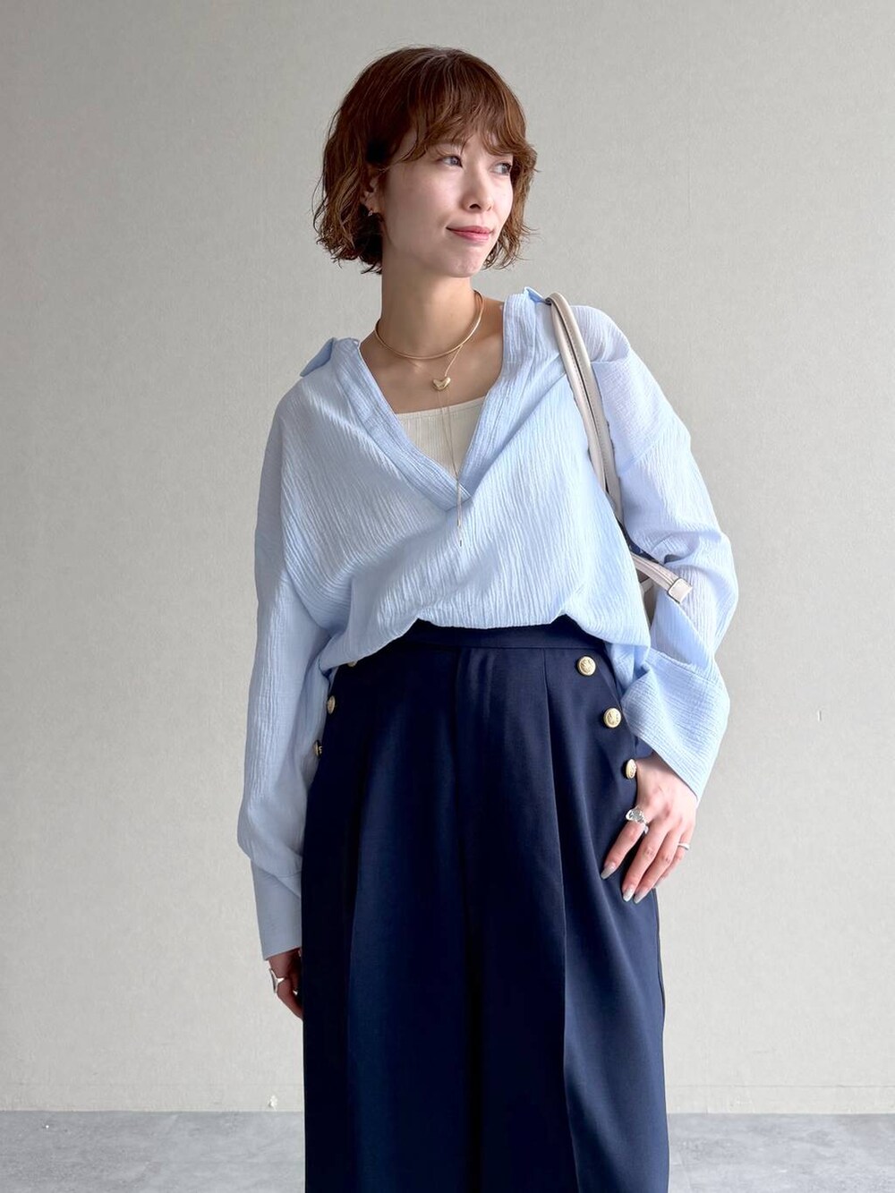 ホワイト系のサンダル、ブルー系のシャツ/ブラウス、ブルー系のその他パンツを着用したレディースの春コーディネートの4枚目の写真