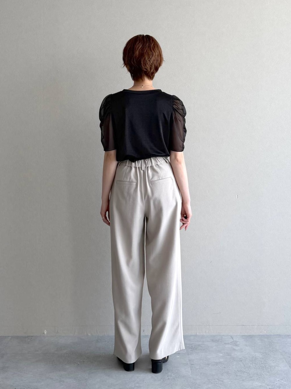 ベージュ系のその他パンツ、ブラック系のTシャツ/カットソー、グレー系のボディバッグ/ウエストポーチを着用したレディースの夏コーディネートの3枚目の写真