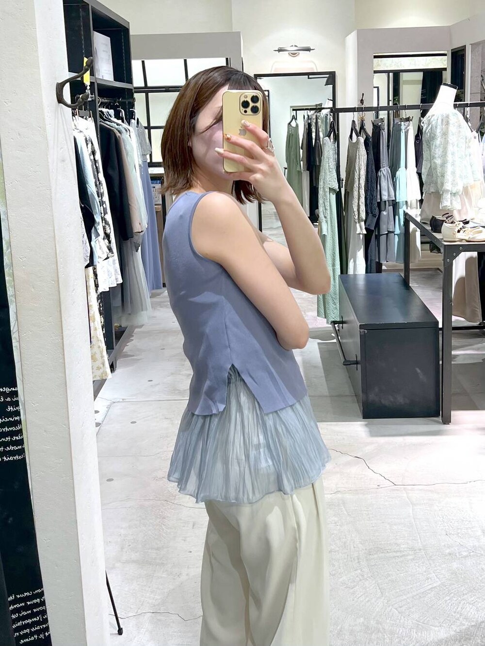 ブルー系のシャツ/ブラウス、ホワイト系のサンダル、ホワイト系のハンドバッグを着用したレディースの春コーディネートの8枚目の写真