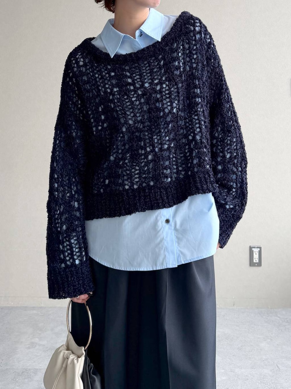 ブルー系のシャツ/ブラウス、ブラック系のパンプス、ブラック系のブルゾンを着用したレディースの冬コーディネートの8枚目の写真