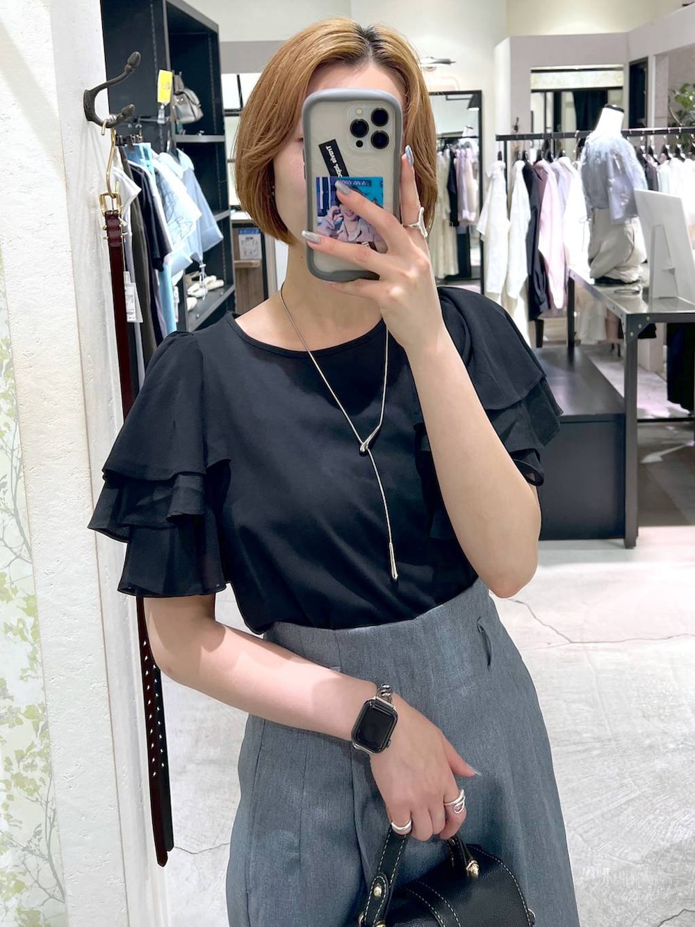 ブラック系のサンダル、ブラック系のショルダーバッグ、ブラック系のTシャツ/カットソーを着用したレディースの夏コーディネートの4枚目の写真