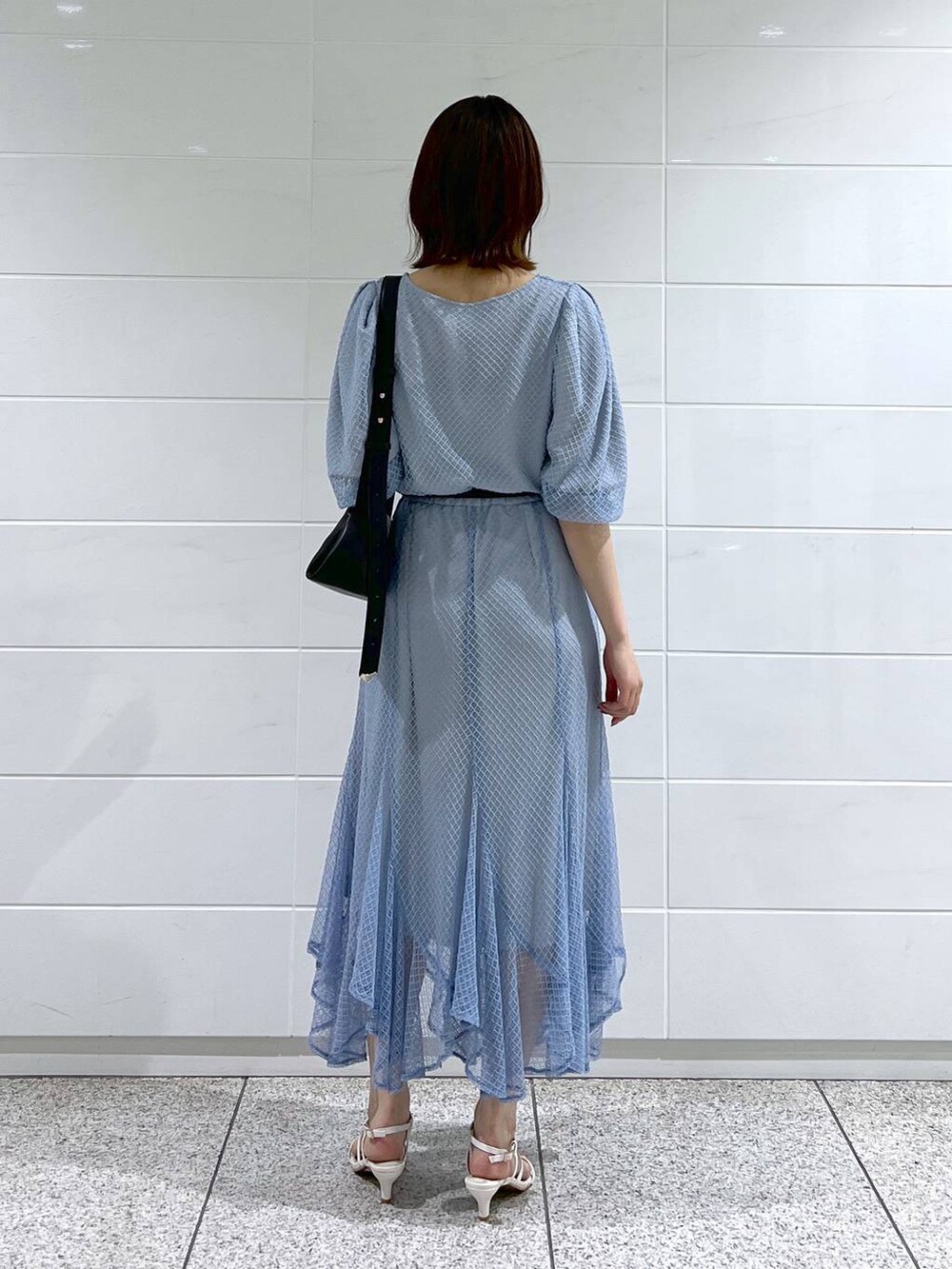 ブラック系のショルダーバッグ、ホワイト系のサンダル、ブルー系のスカートを着用したレディースの夏コーディネートの3枚目の写真