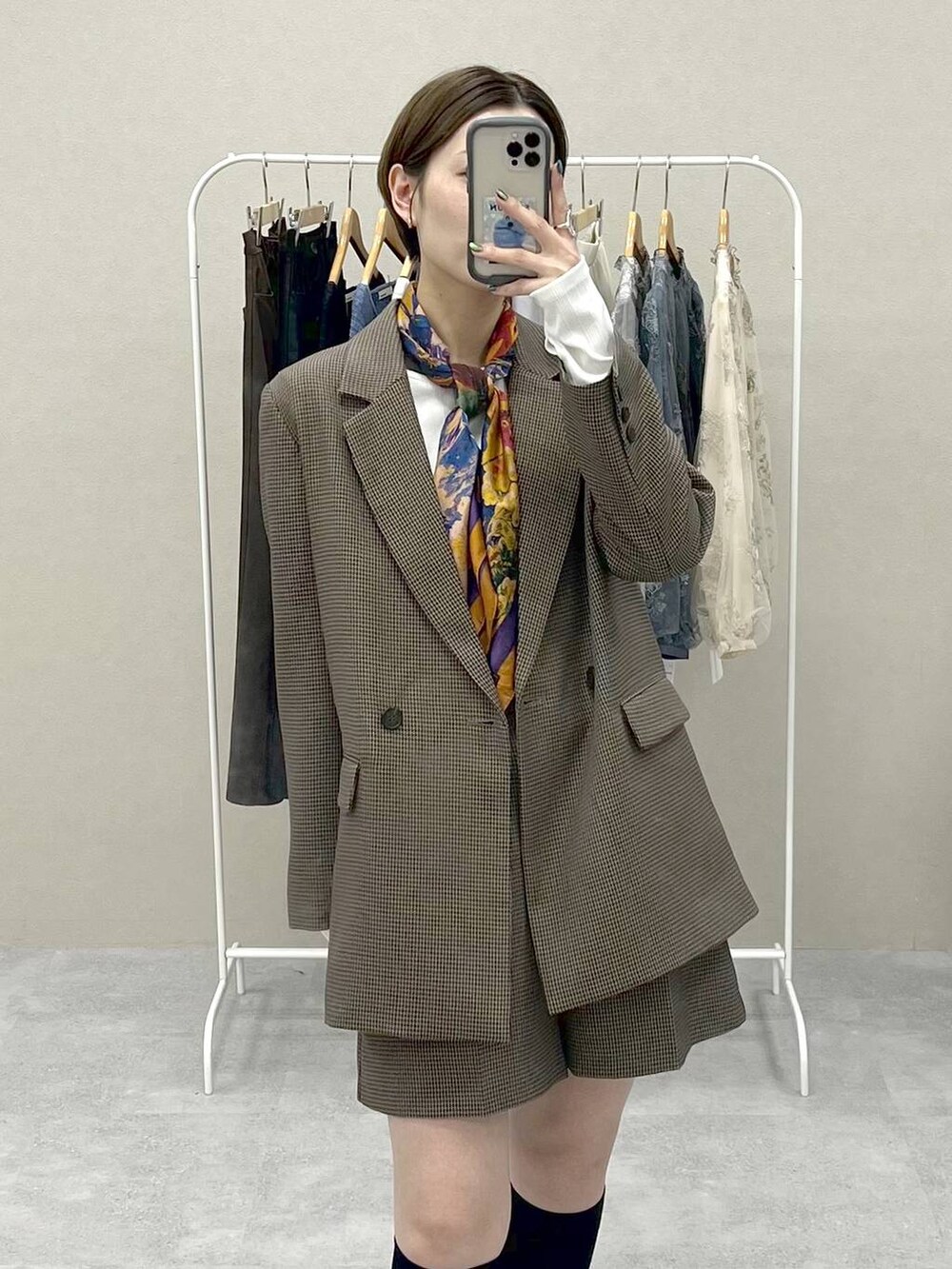 ホワイト系のTシャツ/カットソー、ブラウン系のその他パンツ、ブラウン系のテーラードジャケットを着用したレディースの秋コーディネートの2枚目の写真