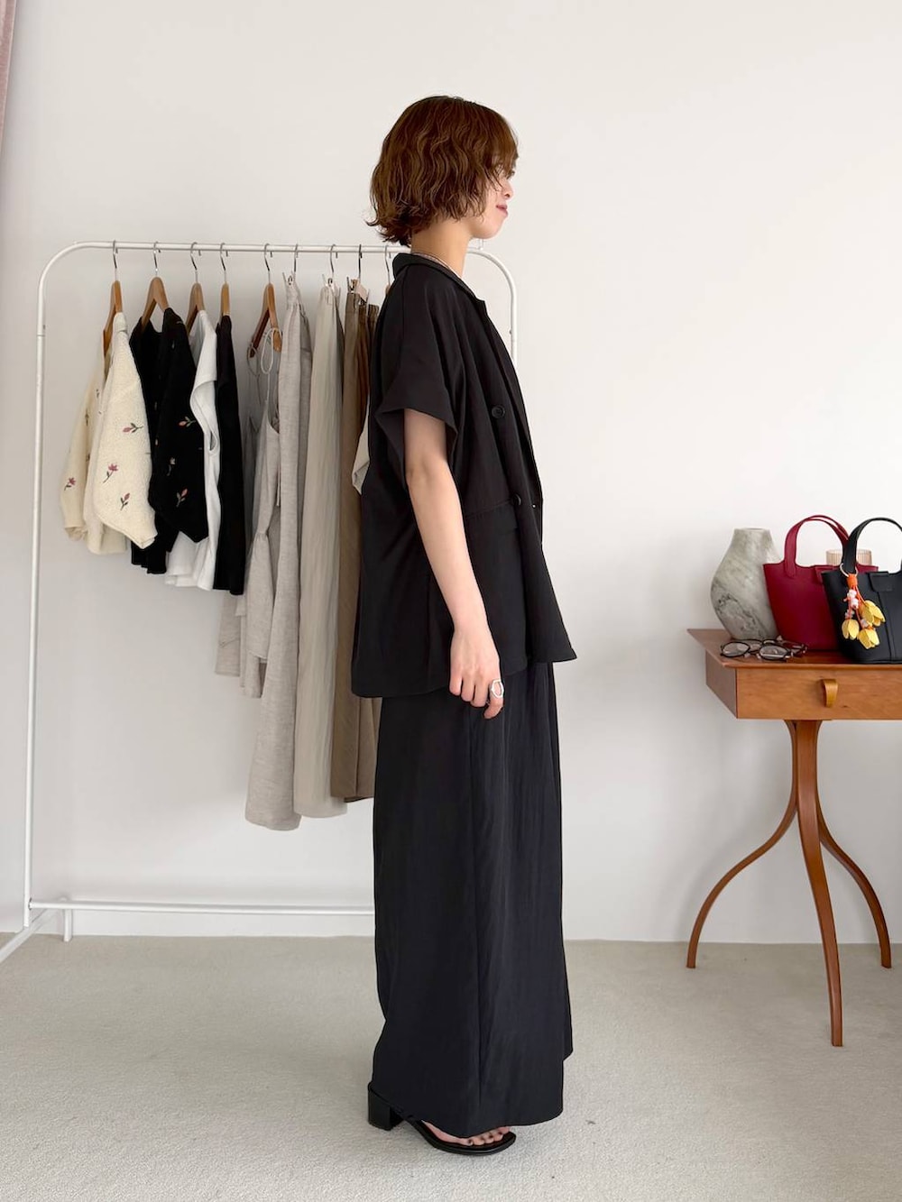ブラック系のその他パンツ、ブラック系のテーラードジャケット、グレー系のカーディガン/ボレロを着用したレディースの春コーディネートの2枚目の写真