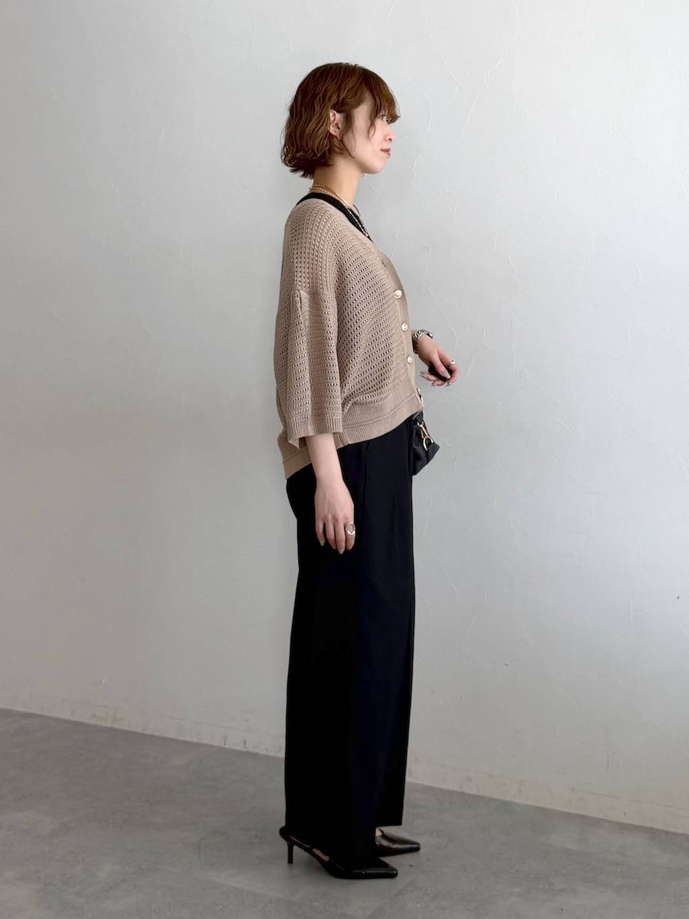 ブラック系のボストンバッグ、ブラック系のサンダル、ブラック系のタンクトップを着用したレディースの春コーディネートの2枚目の写真