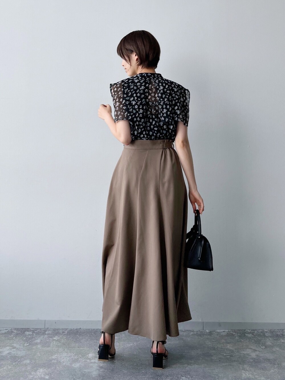 ブラック系のシャツ/ブラウス、ブラウン系のスカート、ブラック系のショルダーバッグを着用したレディースの夏コーディネートの4枚目の写真